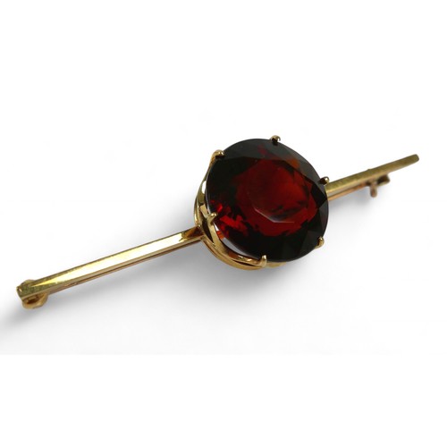 15 - A group of gold and yellow metal jewellery, comprising a 15ct gold and garnet style stone bar brooch... 