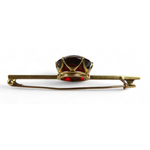 15 - A group of gold and yellow metal jewellery, comprising a 15ct gold and garnet style stone bar brooch... 