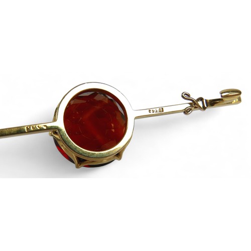 15 - A group of gold and yellow metal jewellery, comprising a 15ct gold and garnet style stone bar brooch... 