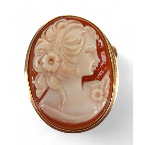 70 - A collection of gold jewellery, comprising a 9ct gold mounted cameo brooch/pendant, 4.8g, a 9ct gold... 