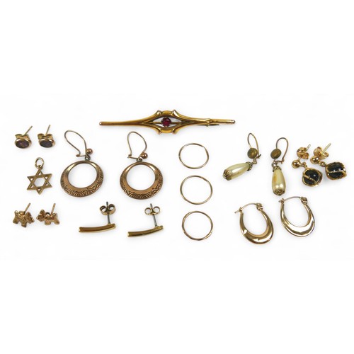 50 - A collection of of gold and gilt jewellery, including a 9ct yellow gold 64cm chain, 4.3g, total weig... 