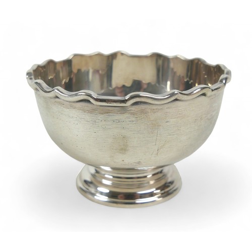 112 - A group of silver items, comprising a footed sugar bowl, Atkin Brothers, Sheffield 1946, 8 by 8 by 5... 