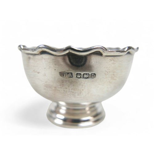 112 - A group of silver items, comprising a footed sugar bowl, Atkin Brothers, Sheffield 1946, 8 by 8 by 5... 