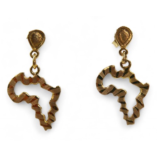 33 - A pair of 18ct yellow gold earrings, in the shape of the African continent, 2.6g.