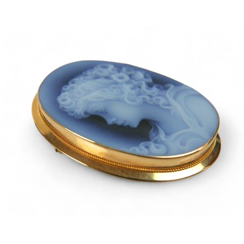 62 - An 18ct blue agate cameo brooch, 30.9 by 7.1 by 38.6mm, 8.2g.