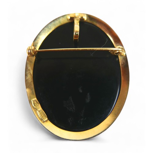 62 - An 18ct blue agate cameo brooch, 30.9 by 7.1 by 38.6mm, 8.2g.