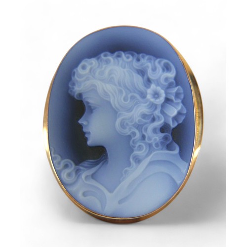 62 - An 18ct blue agate cameo brooch, 30.9 by 7.1 by 38.6mm, 8.2g.