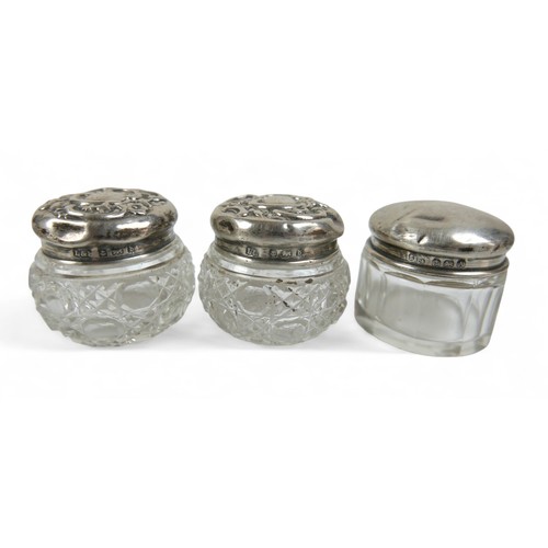 101 - Six Victorian and later small silver pots, comprising small Victorian lobed oval hinged lid patch / ... 