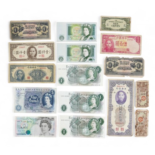 18 - A collection of UK and world banknotes. (1 bag)