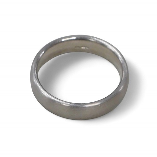 75 - A gents palladium ring, marked 950 with brushed matte exterior, size Z, 10.8g, 0.58cm wide, rose ass... 