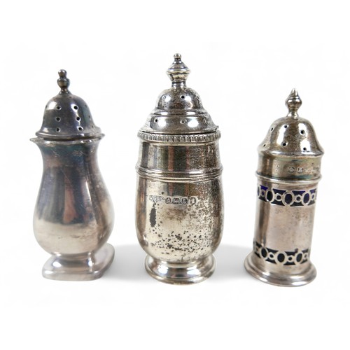 29 - A George V silver three piece cruet set, comprising pepper, salt and mustard with blue glass liner, ... 