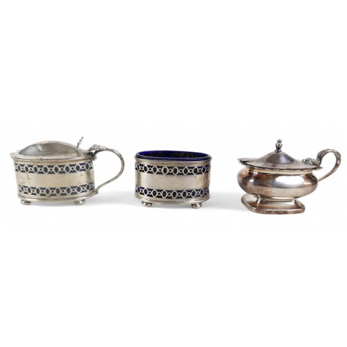 29 - A George V silver three piece cruet set, comprising pepper, salt and mustard with blue glass liner, ... 