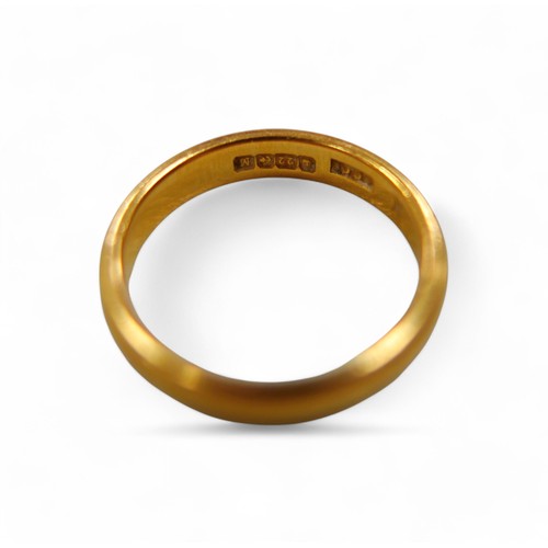 82 - A 22ct gold ring, size K, 4.4g.