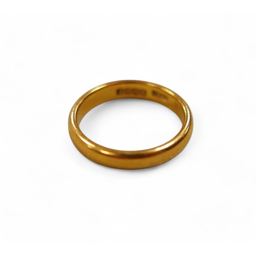 82 - A 22ct gold ring, size K, 4.4g.