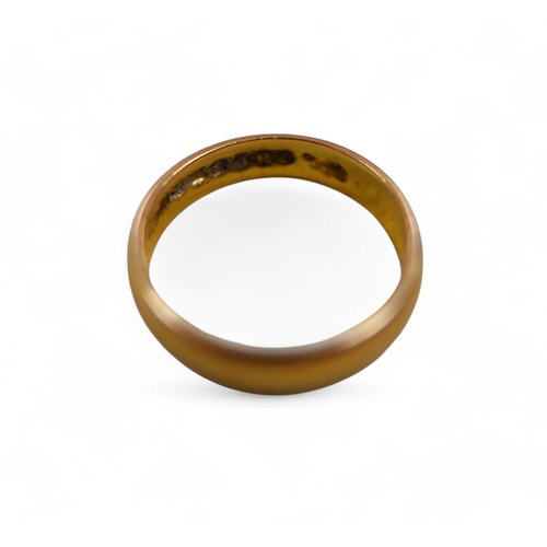 83 - A 22ct gold ring, size K, 3.3g.