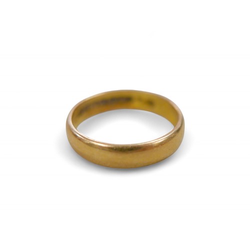 83 - A 22ct gold ring, size K, 3.3g.