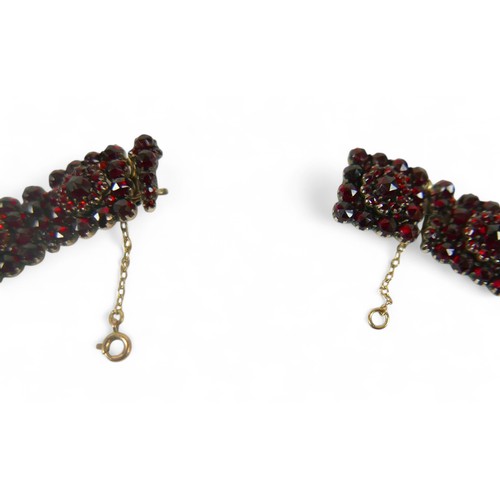 75 - An Edwardian garnet choker, in original fitted case branded for Frazer & Haws, 31 Regent Street, Pic... 