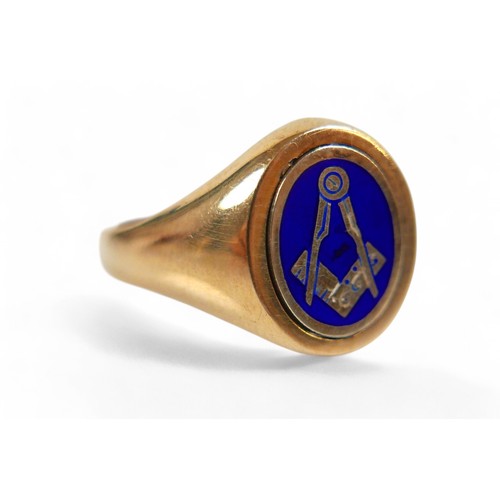 89 - A collection of gold Masonic items, comprising a gents 9ct gold and enamel signet ring, size S, with... 