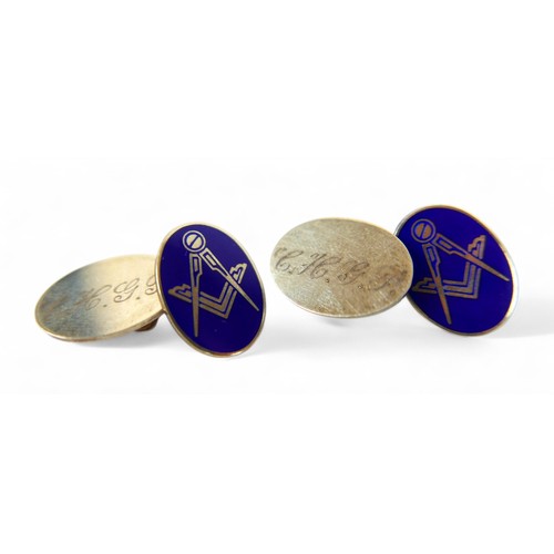 89 - A collection of gold Masonic items, comprising a gents 9ct gold and enamel signet ring, size S, with... 