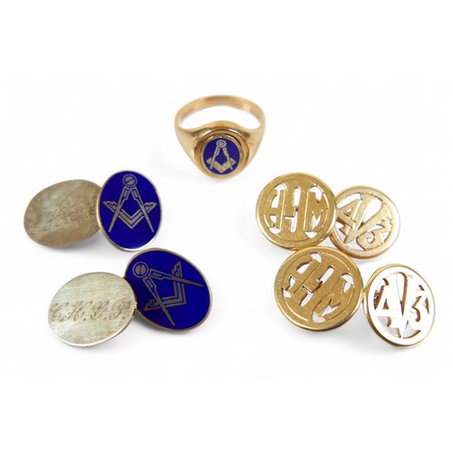 89 - A collection of gold Masonic items, comprising a gents 9ct gold and enamel signet ring, size S, with... 