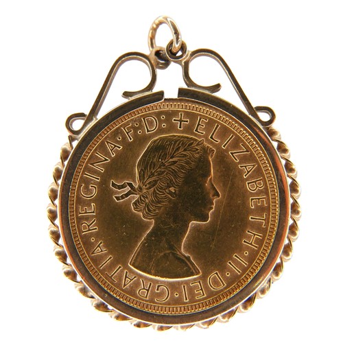 144 - An Elizabeth II gold sovereign, 1963, in 9ct gold rope twist pendant mount, total weight 10.0g.