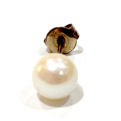 34A - A pair of 9ct gold mounted pearl stud earrings, 7.0mm, on post and scroll fittings, 1.5g, together w... 