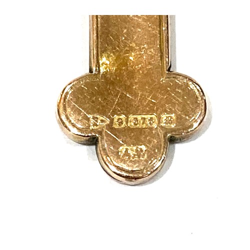 42A - A 9ct yellow gold cross shaped pendant, with engraved decoration, 5.5 by 4.5 by 0.2cm, on a trace li... 