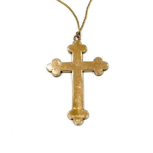 42A - A 9ct yellow gold cross shaped pendant, with engraved decoration, 5.5 by 4.5 by 0.2cm, on a trace li... 