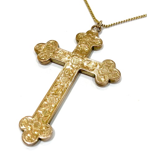 42A - A 9ct yellow gold cross shaped pendant, with engraved decoration, 5.5 by 4.5 by 0.2cm, on a trace li... 