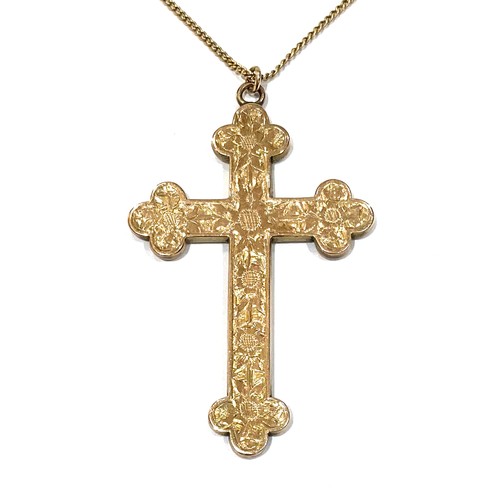 42A - A 9ct yellow gold cross shaped pendant, with engraved decoration, 5.5 by 4.5 by 0.2cm, on a trace li... 