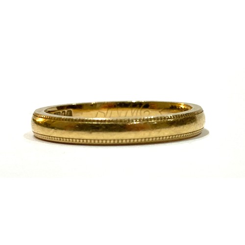 44A - An 18ct yellow gold wedding band ring, decorated with delicate beaded edges, 2.7mm wide, size N/O, 3... 