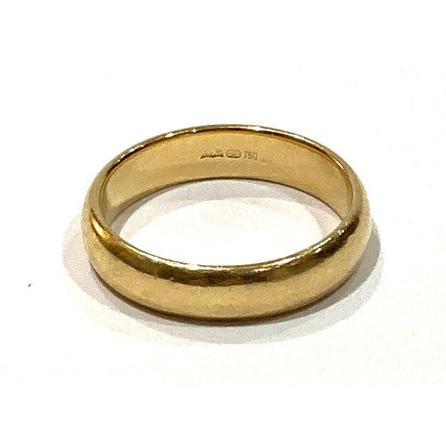 64A - An 18ct yellow gold wedding band ring, 4.8mm wide, size S, 7.1g.