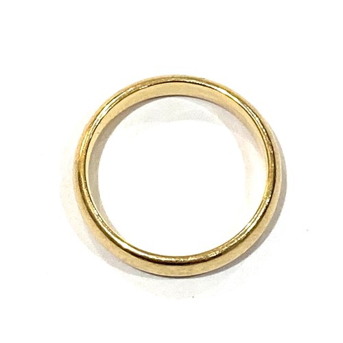 64A - An 18ct yellow gold wedding band ring, 4.8mm wide, size S, 7.1g.