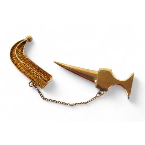 77 - A gilt metal dagger brooch, surface tests to 18ct or above, 42mm high, 5.8g.