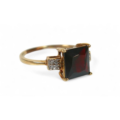 76 - A 9ct yellow gold garnet and diamond ring size T, weight 2.2g.