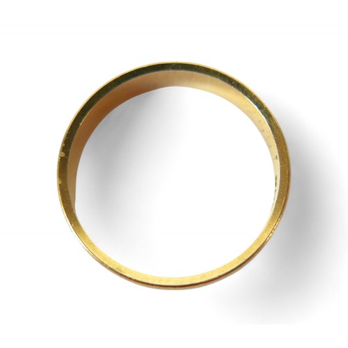 89 - An 18ct gold two tone ring, with engraved central band, size M, 3.7g.