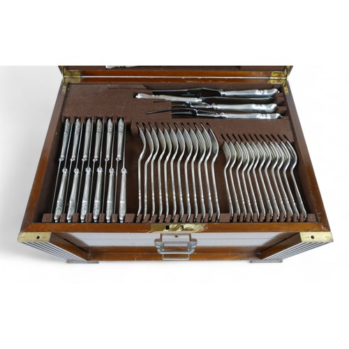 58 - A canteen of George VI silver flatware, twelve place settings, Harrison Brothers & Howson (George Ho... 