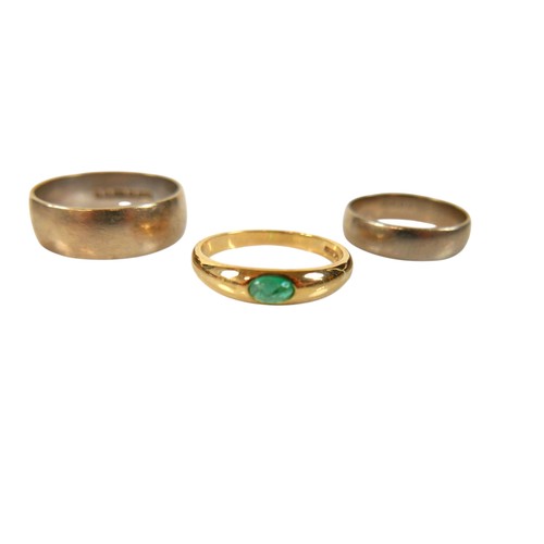 62 - A group of three rings, comprising an 18ct yellow gold wedding band ring, 4.5mm wide, size N, 3.8g, ... 