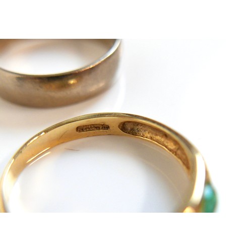 62 - A group of three rings, comprising an 18ct yellow gold wedding band ring, 4.5mm wide, size N, 3.8g, ... 