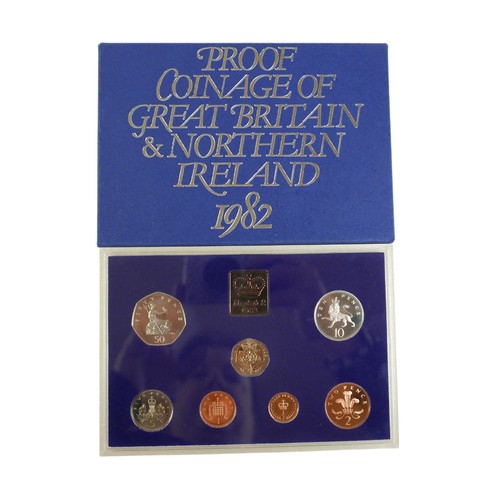 120 - A collection of British coins, to include 130g of pre 1920 silver coins, 346g of pre 1947 half silve... 