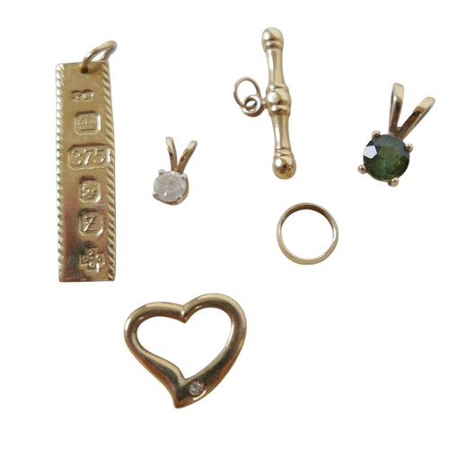 85 - A group of jewellery, comprising a yellow metal solitaire ring, set with a solitaire round faceted c... 