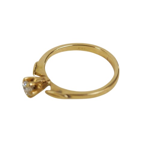 87 - An 18ct yellow gold and diamond solitaire ring, the round cut stone, 3.5 by 2.5mm, 0.17ct, in six cl... 