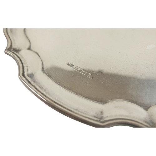 24 - An Elizabeth II silver salver, with Chippendale rim, John Rose, Birmingham 1971, 25.3 by 1.2cm, 14.2... 