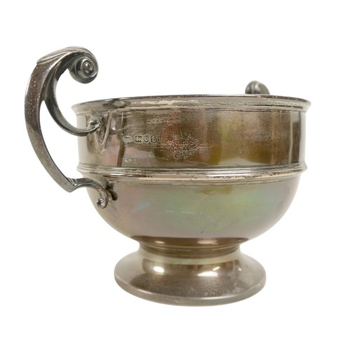 30 - A George V silver trophy cup, with twin handles, unengraved, Skinner & Co, London 1914, 28 by 18.5 b... 