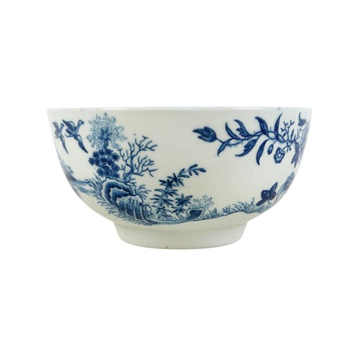 134 - A late 18th century Worcester porcelain bowl, decorated in underglaze blue in the 'Fence' pattern, c... 