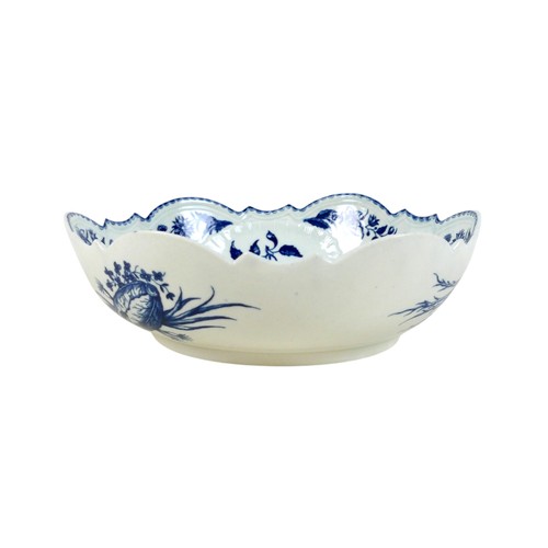 140 - An 18th century Worcester First Period porcelain junket dish or salad bowl, circa 1780, printed and ... 