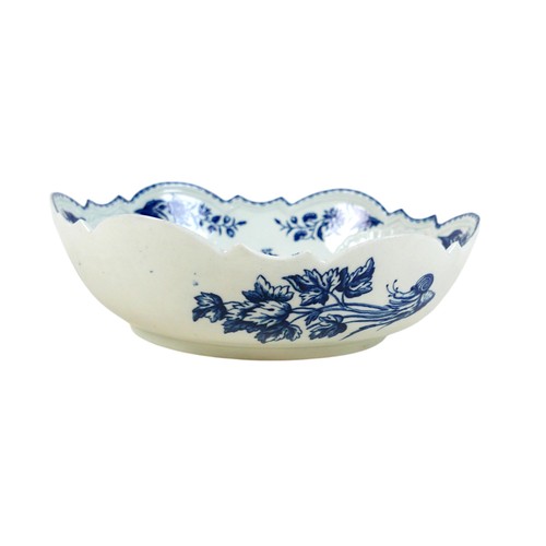 140 - An 18th century Worcester First Period porcelain junket dish or salad bowl, circa 1780, printed and ... 