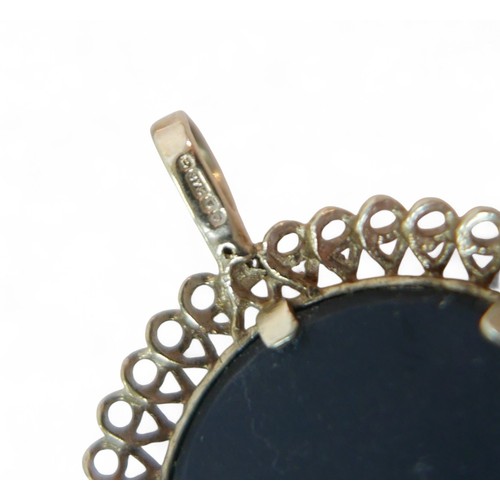 50 - A collection of 9ct gold jewellery, comprising a hardstone and god mounted pendant with a crab insig... 