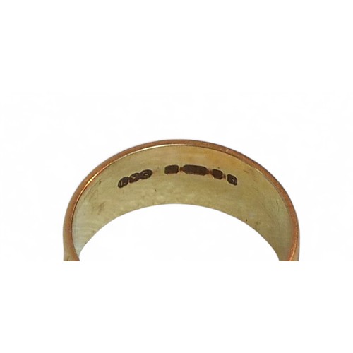 26 - A 9ct gold band, with engraved leaf design and textured effect, size Q, 4.7g.