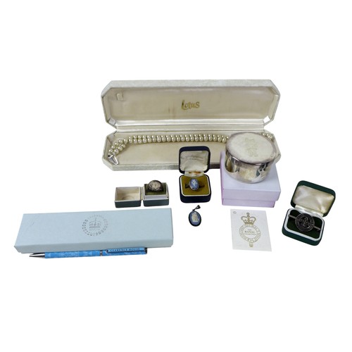 25 - A collection of jewellery including amber and silver. (1 bag)